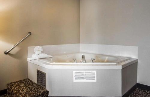 Cortland Hotel | Clarion Inn & Suites - University Area