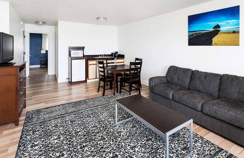 Lincoln Beach Hotel | Clarion Inn Surfrider Resort
