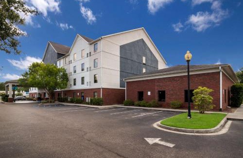 West Ashley Hotel | Clarion Pointe Charleston - West Ashley