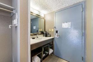 Greensboro Hotel | Clarion Pointe Greensboro Airport
