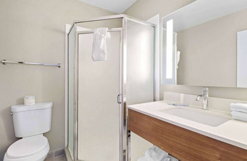 Ridgecrest Hotel | Clarion Pointe Ridgecrest near China Lake Naval Station
