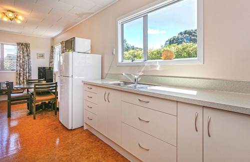 Whiritoa House | Classic 2BR Whiritoa Bach + Sleepout – Walk to Beach, Lagoon, and Scenic Trails