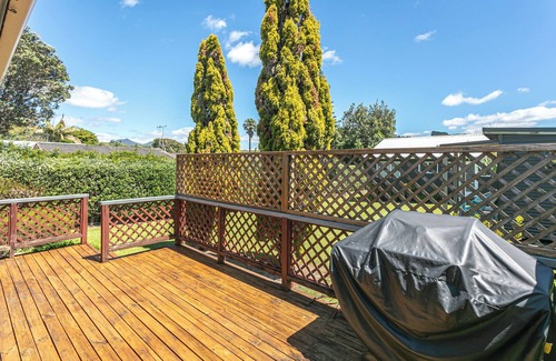 Whiritoa House | Classic 2BR Whiritoa Bach + Sleepout – Walk to Beach, Lagoon, and Scenic Trails