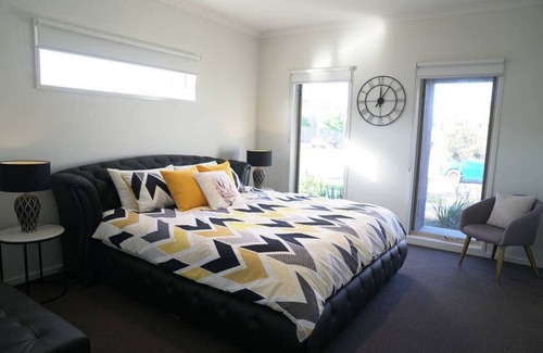 Williams Landing House | Classic 6BRM House in Williams Landing Diadem Melbourne