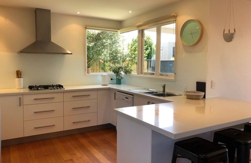 Barwon Heads House | Classic central Beach House, walking distance to everything
