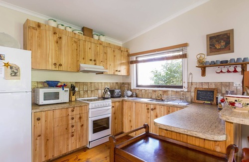 Inverloch House | Classic Cottage Minutes to the Beach