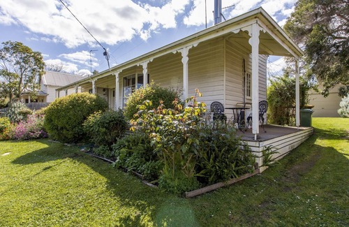 Inverloch House | Classic Cottage Minutes to the Beach