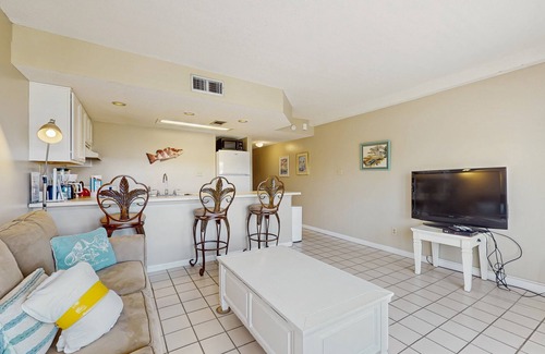 Fort Walton Beach - Destin Condo | Classic, ground-floor getaway w/a shared pool, free WiFi, & central A/C