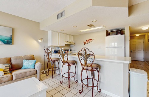 Fort Walton Beach - Destin Condo | Classic, ground-floor getaway w/a shared pool, free WiFi, & central A/C
