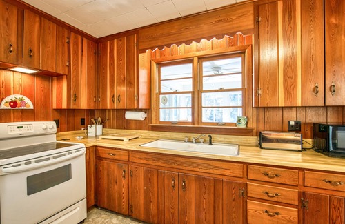 Lake Junaluska House | Classic home with WiFi, a full kitchen, central A/C