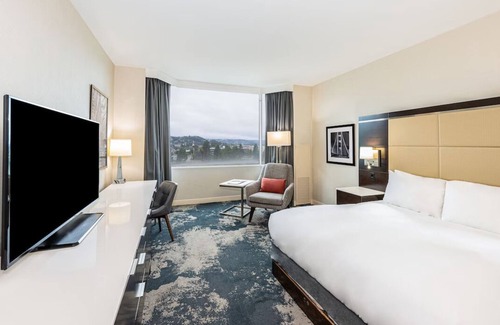 Redwood Shores Hotel | Classic King Room at Grand Bay San Francisco Hotel, Pet-friendly Property w/Pool