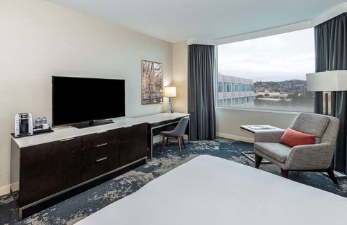 Redwood Shores Hotel | Classic King Room at Grand Bay San Francisco Hotel, Pet-friendly Property w/Pool