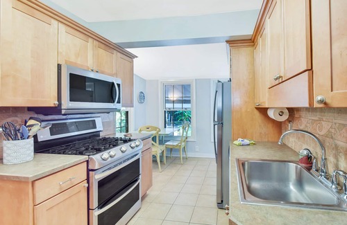 Saint Simons Heights House | Classic little beach cottage on the mid-south end of St Simons Island.