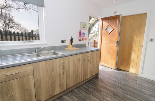 Dyserth Cottage | CLASSIC LODGE 38, family friendly, with pool in Dyserth
