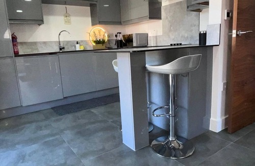 Smethwick Apartment | Classic Nest-Sleeps 6-Free Parking-High Speed WiFi