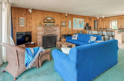 Waldport House | Classic Oregon Beach Home has private Deck, Fenced Yard, Fire Pit, and Hot Tub