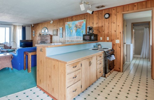 Waldport House | Classic Oregon Beach Home has private Deck, Fenced Yard, Fire Pit, and Hot Tub