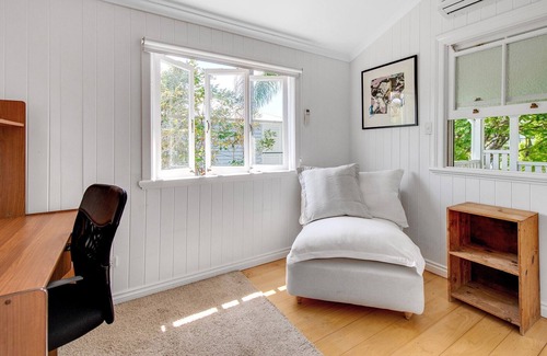 Hawthorne House | Classic Queenslander Close to City cat and Hawthorne Rd Shops & Restaurants hub