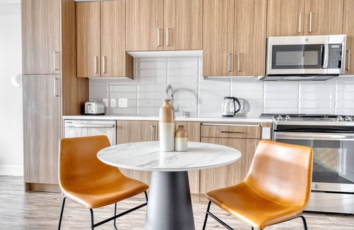 Centennial Apartment | Classic Redwood City 1BR w/Gym & W/D, walk to Caltrain, by Blueground