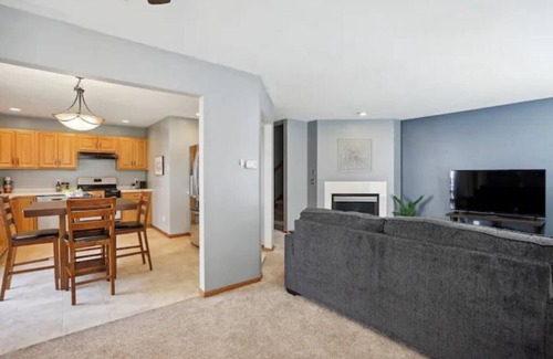 Champaign House | Classic & Spacious 3/2.5 fenced