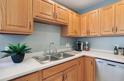 Champaign House | Classic & Spacious 3/2.5 fenced