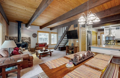 Incline Village Cabin | Classic Tahoe escape w/private deck, gas grill, walk to golf course