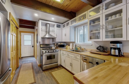 Incline Village Cabin | Classic Tahoe escape w/private deck, gas grill, walk to golf course