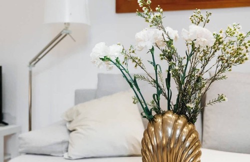 Kleparz Apartment | Classical studio with unique works of art