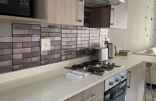 Greater Johannesburg Metropolitan Area Apartment | Classy 2 bedroom/2 bathroom high security apartment with uncapped wi-fi