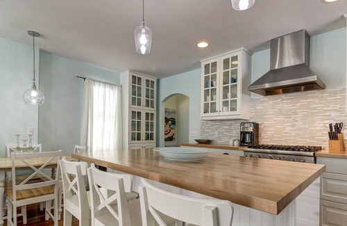 Harbor Springs Condo | Classy condominium with patio and balcony - near the lake!