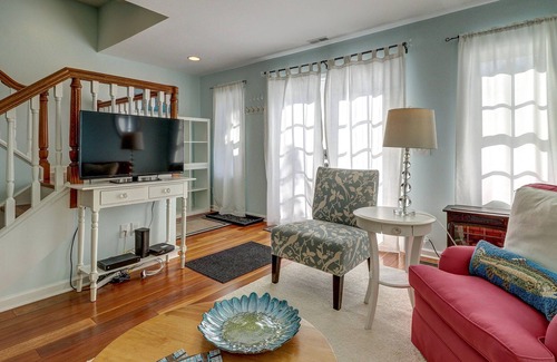 Harbor Springs Condo | Classy condominium with patio and balcony - near the lake!