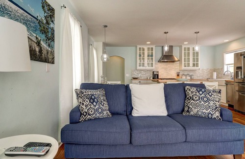 Harbor Springs Condo | Classy condominium with patio and balcony - near the lake!