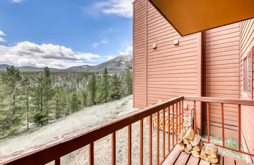 Wildernest Condo | Classy, family-friendly home with mountain views & shared pool and hot tub