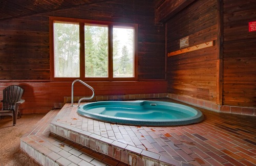 Wildernest Condo | Classy, family-friendly home with mountain views & shared pool and hot tub