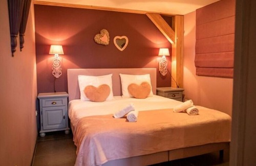 Alphen House | Classy Holiday Home in Alphen with Patio