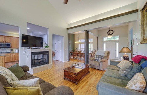 West Jefferson House | Classy Home w/Hot Tub + Mt. Jefferson Views!