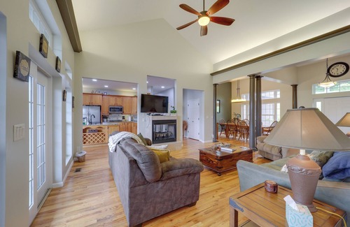 West Jefferson House | Classy Home w/Hot Tub + Mt. Jefferson Views!