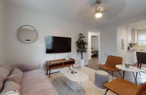 Villa Heights Apartment | Classy & Stylish 2 Bedroom near NoDa, by Mansion™