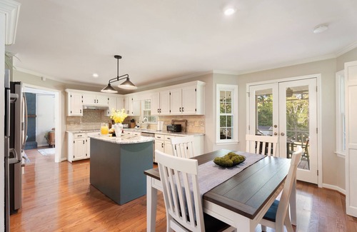 Clayton House | Clayton's Pickle - Enjoy Pickleball, Hot Tub, Fire Pit, 3 King Beds, Hammocks
