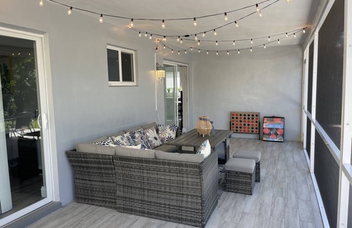 North Andrews Gardens House | Clean and modern 2BR/2Bath Jacuzzi home, beautiful Patio, minutes from the beach