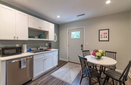 Lower Burns Park Apartment | Clean and Quiet 4 bedroom Flat near Downtown and Campus