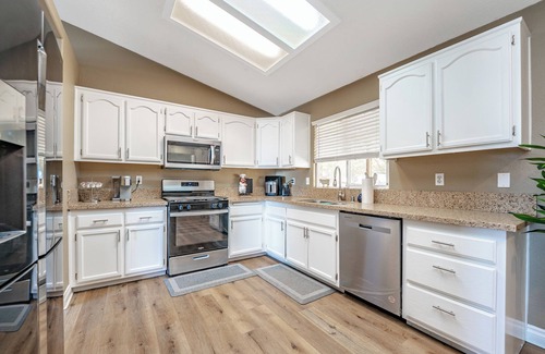 Victorville House | CLEAN & COMFORTABLE 3BDS /2 BTHS HOME. CENTRALLY LOCATED NEAR ALL CONVENIENCES.