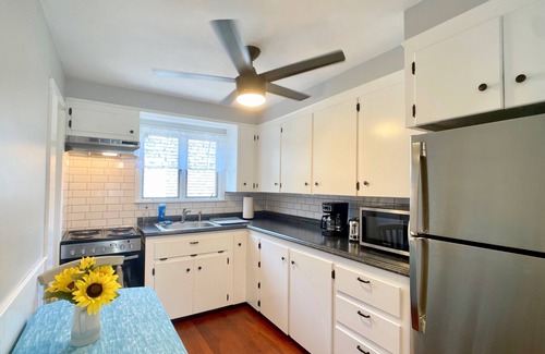 Newport East Apartment | Clean & Cozy 2Bed by the Beach & Newport