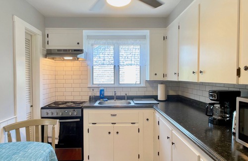 Newport East Apartment | Clean & Cozy 2Bed by the Beach & Newport