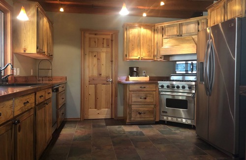 Stevensville Cabin | Clean, @ End-of-the-Road, Peaceful and Relaxing