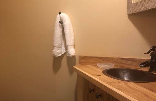 Stevensville Cabin | Clean, @ End-of-the-Road, Peaceful and Relaxing