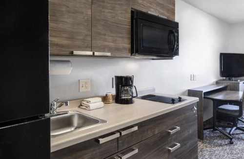 Marion Hotel | Clean Room w/Kitchenette + Recliner for Extended Comfort Near Historic Marion