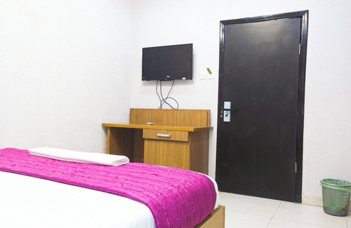 Somolu Apartment | Clean Single Room in Lagos Suitable for Getaway and Remote Work