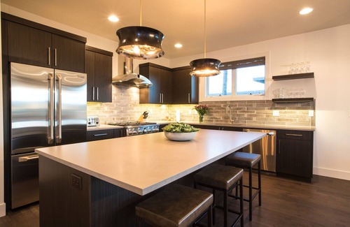 Bend House | Clear ☀ Bend days ~ 24-hr staff ~ great for large families ~ resort pool ~ W/D ~