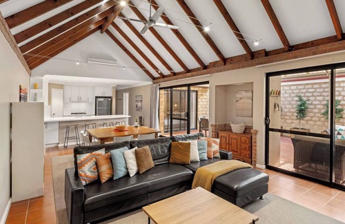 Dunsborough House | Clearwater Cosy Comforts Steps from the Beach